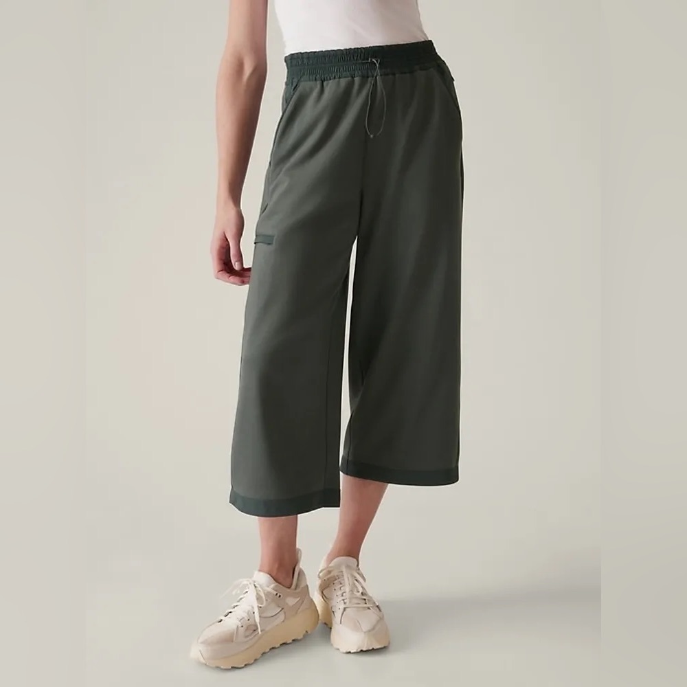 NWT Athleta Triumph Hybrid Wide Leg Crop Bali Green size S